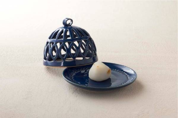 特別展「うつわと和菓子」とらや・東京ミッドタウン店内で、"和菓子"をモチーフにした器を展示