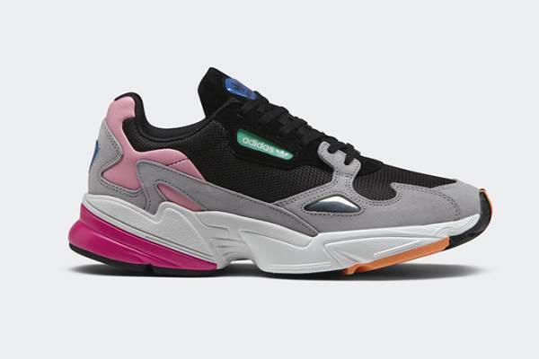 アディダス オリジナルスの新作スニーカー「アディダスファルコン」様々なカラーと異素材をミックス