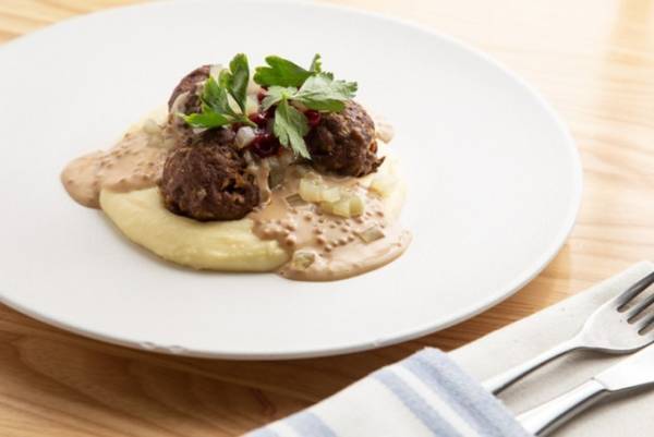 大阪・阪急うめだ本店で「北欧フェア2018」現地の夏休暇で食されるミートボールやスイーツなど