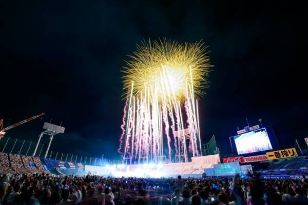「2018 神宮外苑花火大会」夜空に12,000発の花火、ケミストリーのライブも