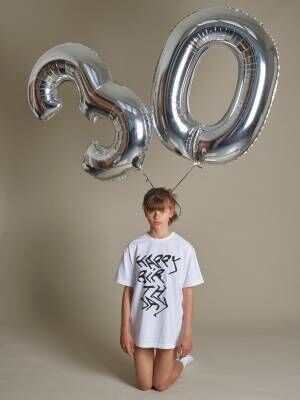 ズッカ30周年、&quot;ハッピーバースデイ&quot;ドローイングやフォトコラージュデザインのTシャツ&amp;トート