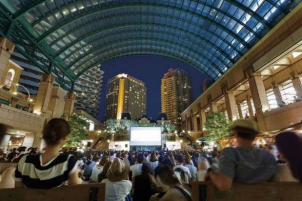 恵比寿ガーデンプレイスで映画の無料上映会、『ティファニーで朝食を』『アバウト・タイム』など12作品