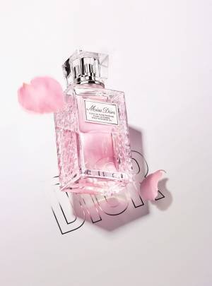 「ミス ディオール」の新作ボディ オイル - 二層式スプレーで、手軽にやわらかなローズを纏う