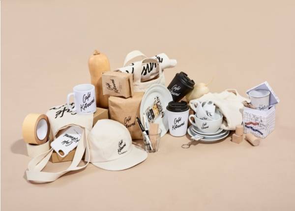 カフェ キツネの初コレクション - "カフェラテ色"に彩られたTシャツやiPhoneケースなど