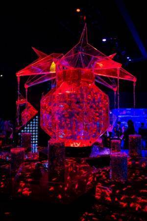 「アートアクアリウム2018」東京・名古屋で、8千匹の金魚が舞う水中アート - 新作"天井"金魚も