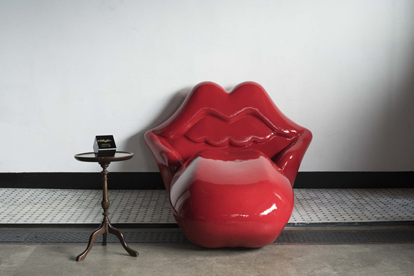 「ザ・ローリング・ストーンズ」の“リップス＆タン”をモチーフにしたソファ、55台限定で発売