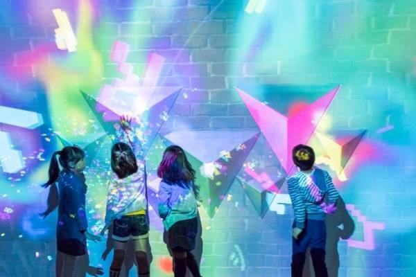 「魔法の美術館：リミックス」長崎県美術館で、人の動きに光や映像が連動する体験型デジタルアート