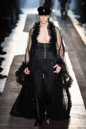 モスキーノ 2019年春夏メンズ＆ウィメンズリゾートコレクションをライブ配信