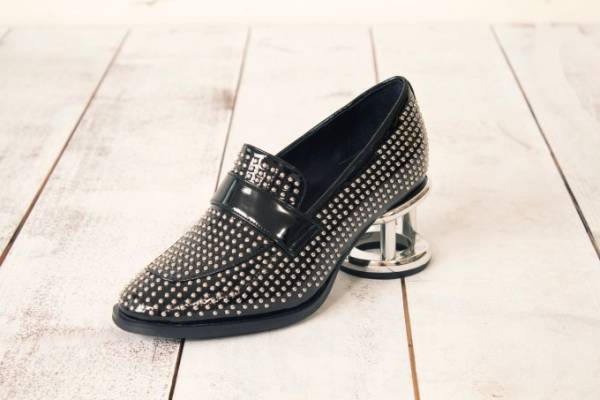 ジェフリーキャンベルの新作シューズ、シルバーの円柱ヒール＆スタッズ付ローファーを融合