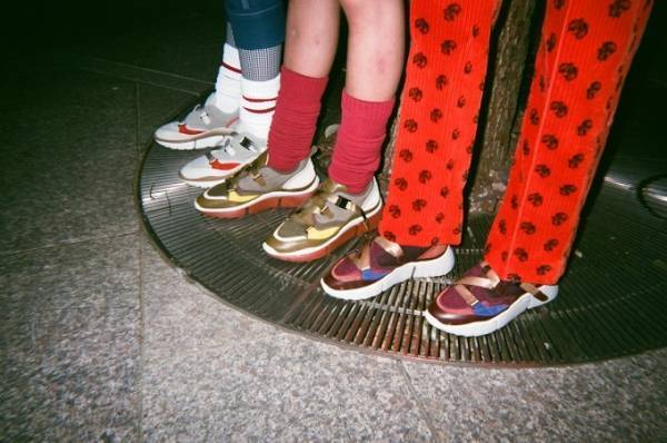 クロエの新作「Sonnie」スニーカー、ハイブリッドデザインに多彩なカラーを忍ばせて