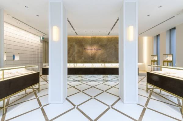 ヴァンドーム青山本店リニューアル、イニシャルを選べるセミオーダーゴールドリングも