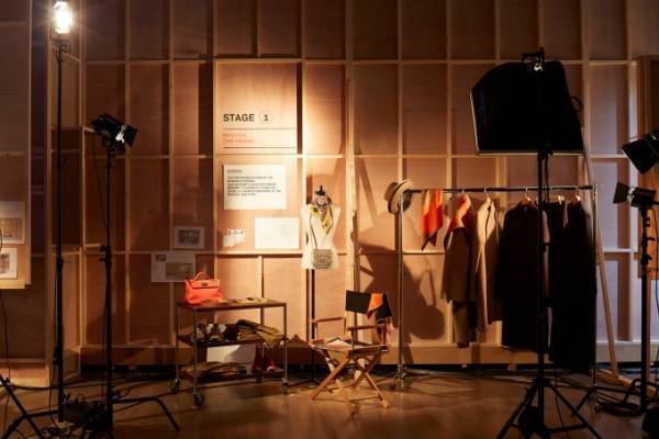 エルメスの展覧会「彼女と。」国立新美術館で、映画の撮影スタジオに迷い込む"体験型"展覧会