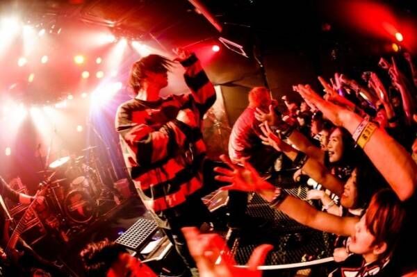RADWIMPSやONE OK ROCK音楽風景を捉えた“ライブカメラマン”の写真展、渋谷西武で開催
