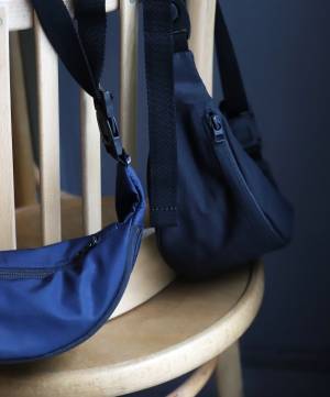 ユニバーサル プロダクツ×スタイリスト私物のウエストポーチ、トーマス メイソンのシャツ地を使用