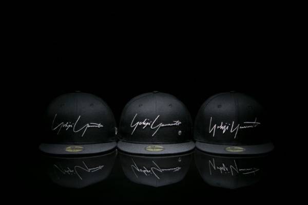 ヨウジヤマモト×ニューエラ、コラボキャップ最新作は過去に登場した3つのクラシックロゴを採用