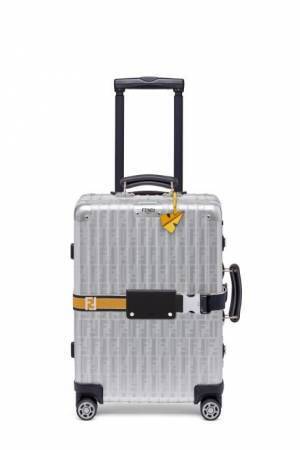 「フェンディ×リモワ」コラボスーツケースに新色ブルー＆レッド、紙飛行機型の新チャームも付属