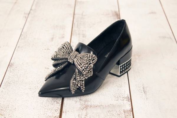 ジェフリーキャンベル新作シューズ、リボンを飾ったアッパー×ブラックのラインストーン付きヒール