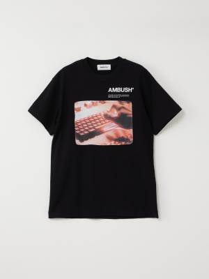 アンブッシュ、ブランドロゴ入りTシャツ、サンダル、iPhoneケースを新発売