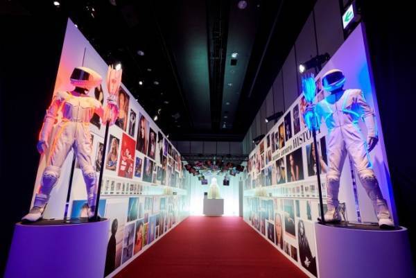安室奈美恵の軌跡を辿る展覧会、衣装＆映像でライブ空間を再現 - 東京・大阪・福岡・沖縄で