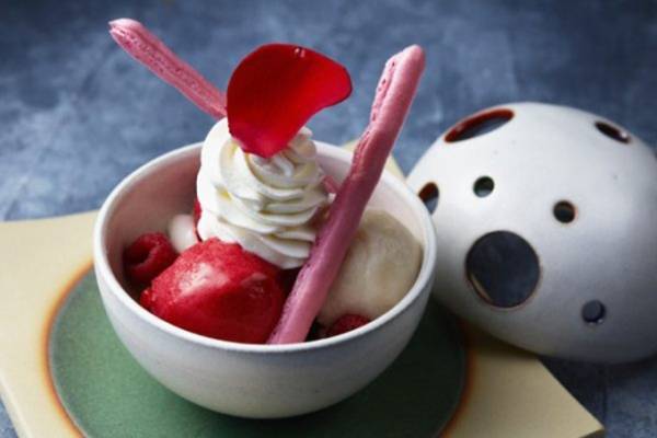 ザ・リッツ・カールトン京都でピエール・エルメ・パリの限定パフェ、オリジナル京焼で味わう"イスパハン"