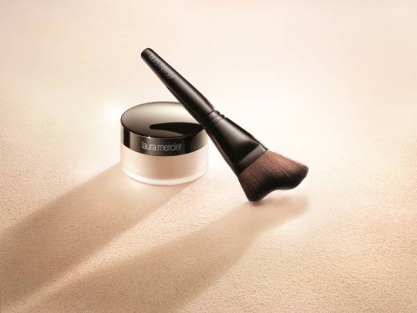 ローラ メルシエの新作フェイスパウダー、素肌のような自然なツヤ感＆しっとりフィット