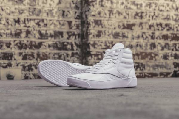 リーボック クラシックから“オールホワイト”の新シューズ「フリースタイル ノヴァ」