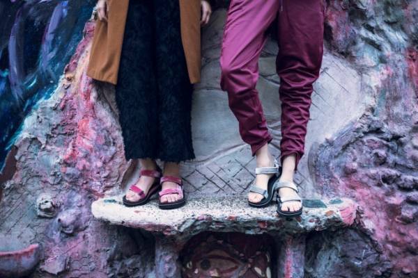 Tevaの新作サンダル - ローズピンクのベルベットアッパーを配したプラットフォームモデルなど