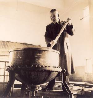 「グググッ!!グリコ展」佐賀県立美術館で、菓子メーカー・江崎グリコのルーツに迫る、歴代オマケ展示も