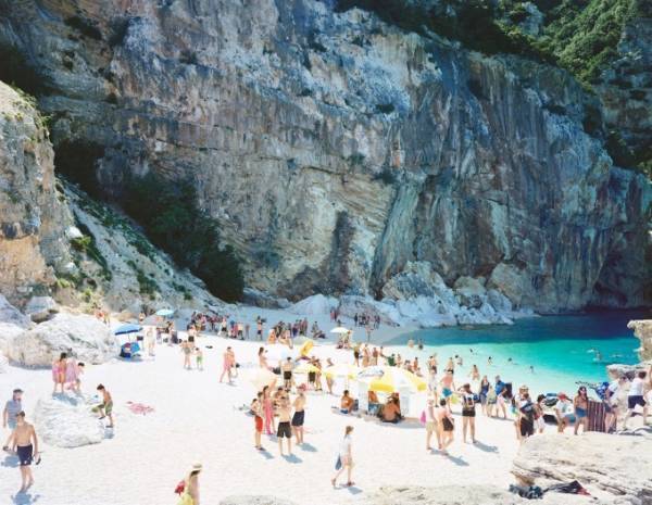 “ビーチシリーズ”で有名な写真家マッシモ・ヴィターリ日本初個展が青山で、超大判写真＆撮影機材展示