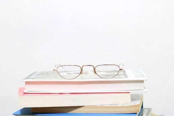 アヤメ初のリーディンググラス(老眼鏡)「レイクタホ」チタン製のクラシックな半月型レンズ