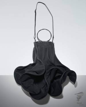 ディスコード ヨウジヤマモト 18秋冬の新作バッグ&ストール - 独創的フォルムと実用性を両立