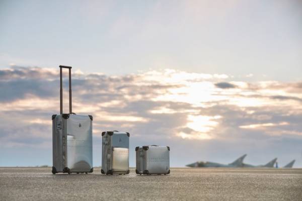グローブ・トロッター英国王立空軍へ捧げる新トランク、縦開きでも簡単に開閉