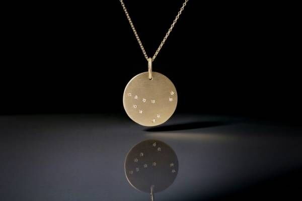 トーカティブの新作ジュエリー、ゴールドのメダルにダイヤモンドで”12星座”を表現