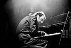 チリー・ゴンザレスのドキュメンタリー映画『黙ってピアノを弾いてくれ』狂気の天才ピアニストの魅力とは
