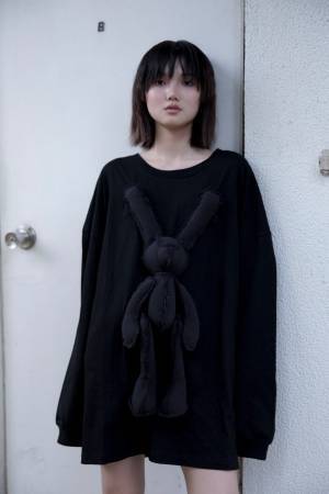 “うさぎのぬいぐるみ”付きTシャツ「イクミ」より、池袋パルコで先行販売