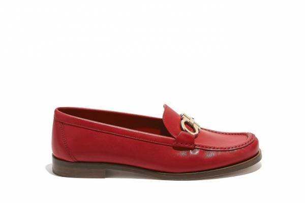 サルヴァトーレ フェラガモの新作ローファー、"リバーシブル"のガンチーニ金具を配して