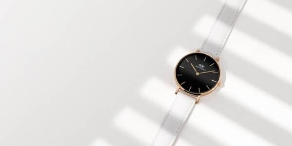 ダニエル・ウェリントンの新作腕時計「クラシック ペティット ボンダイ ブラック」白ベルト×黒文字盤