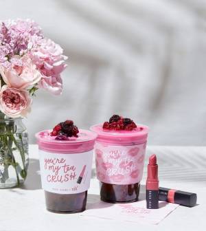 ボビイ ブラウン×アルフレッド ティー ルームがコラボ、リップをイメージしたストロベリーミルクティー