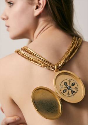 ビューティフルピープルより"方位磁石"を大きくしたネックレス登場、大粒パールピアスも復活