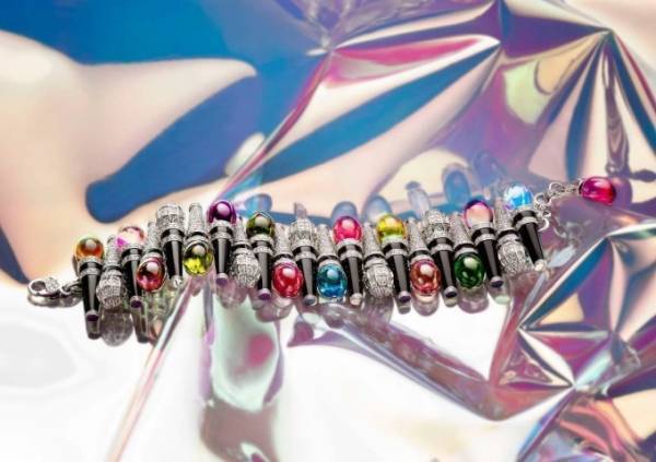 ブルガリ新作ジュエリー「ワイルドポップ」ウォーホルから着想、カラフルな“マイク”ブレスレットなど