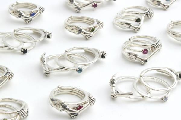 パスザバトンのギミックリング「バトンを手渡す手と手」を表現、倉庫に眠っていた天然石を飾って