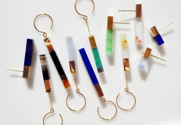 トーカティブ「STICK」ジュエリーを一新、カラーストーン輝くキャンディスティックのようなピアス