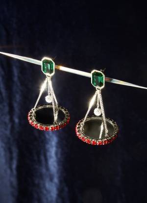 パメオ ポーズ“揺れる”ブランコ＆ディスコピアス、大振りリボンのチョーカーも