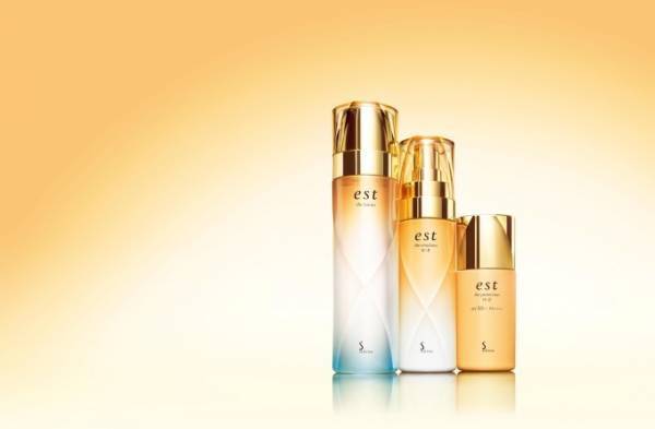 ソフィーナのスキンケアが導く“潤い美肌”、エストの人気化粧水から土台美容液まで紹介