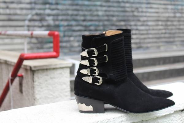 トーガ プルラ×シティショップのコラボシューズ、モード＆フェミニンなメタルショートブーツ