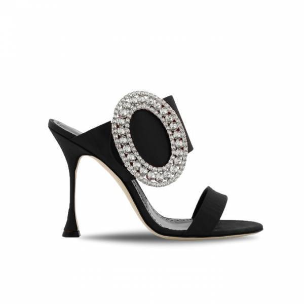 マノロ ブラニクの新作シューズ、オートクチュールのイブニングドレスから着想を得たミュールなど