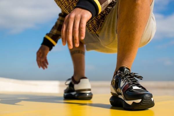 フェンディのメンズ＆ウィメンズ新スニーカー「ファンシー フェンディ」FFロゴ入り近未来的デザイン