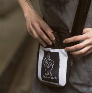 ジャンスポーツ×マーク・ゴンザレス『ゴンズ・エンジェル』プリントの限定バックパック＆ショルダーバッグ