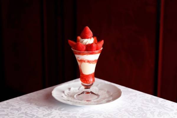 資生堂パーラー 銀座本店 サロン・ド・カフェ、国産桃やいちじくを丸ごと使った限定パフェ登場