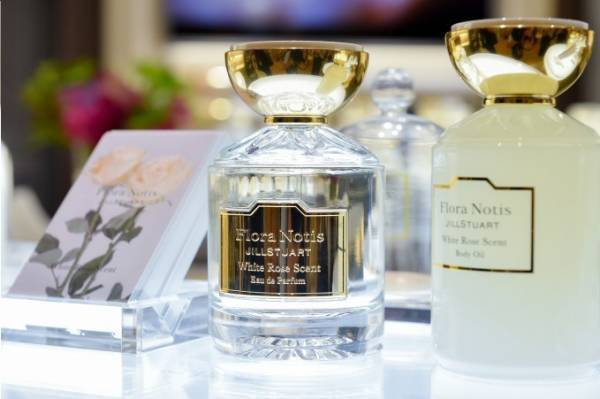 ジルスチュアートの新ブランド「フローラノーティス ジルスチュアート」"花の香る"ボディケアなど